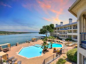 vista para a piscina na estalagem no lago em ILT 1223 Lakeside Escape em Lago Vista