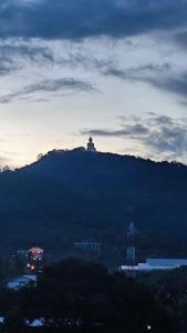 En generel udsigt til bjerge eller udsigt til bjerge taget fra lejligheden + 2 billeder