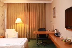 A television and/or entertainment centre at Anemon Grand Manisa Otel
