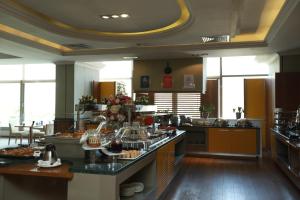 Anemon Grand Manisa Otel italokat is kínál