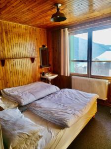 - 2 lits dans une chambre avec fenêtre dans l'établissement Appartement skis aux pieds, à Peisey Vallandry, à Landry