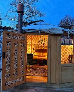 cenador de madera con mesa y sombrilla en Glamping Il Rifugio dei Marsi en Ascoli Piceno