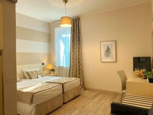 sypialnia z łóżkiem i oknem w obiekcie La Bergamina Hotel & Restaurant w mieście Arcore