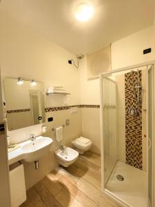 e bagno con lavandino, servizi igienici e doccia. di La Bergamina Hotel & Restaurant ad Arcore