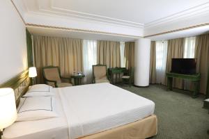 TV a/nebo společenská místnost v ubytování Anemon Kent İzmir Otel