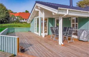 una terraza con sillas y una mesa en una casa en Amazing Home In Hejls With Sauna, en Hejls