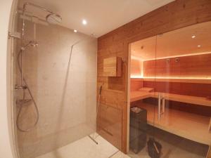 W łazience znajduje się kabina prysznicowa. w obiekcie Chalet Tauplitz w mieście Bad Mitterndorf