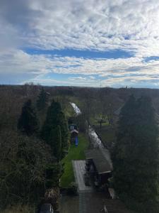 una vista aérea de una casa en un campo con árboles en InselSuites FinkenNest Airbus Finkenkwerder 125 m2 Kamin Whirpool, en Hamburgo