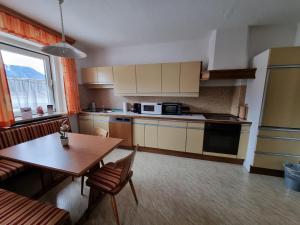 Kuchyň nebo kuchyňský kout v ubytování Zettler Apartment + 12 fotografií
