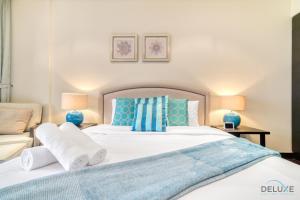 Postel nebo postele na pokoji v ubytování Tropical 1BR at Royal Amwaj Residences North Palm Jumeirah by Deluxe Holiday Homes