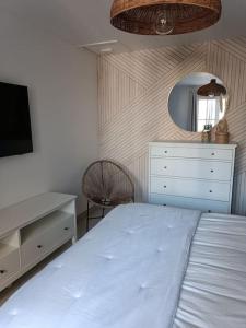 Una cama o camas en una habitación de Maison de centre-ville Ars en Ré