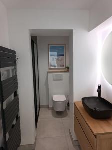 baño con lavabo negro y aseo en Maison de centre-ville Ars en Ré, en Ars-en-Ré