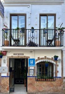um edifício com uma placa que lê primeiro hotel em Las Brisas Estepona em Estepona