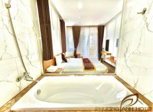 Postel nebo postele na pokoji v ubytování Phuong Anh Hotel