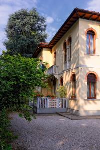 une maison avec une clôture blanche devant elle dans l'établissement Casa Villa Gardenia, à Marghera