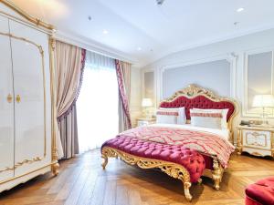 ein großes Schlafzimmer mit einem roten und goldenen Bett in der Unterkunft Dekalb Hotel in Istanbul