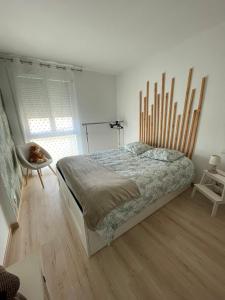 1 dormitorio con 1 cama grande y suelo de madera en En Provence chez Valérie en Cavaillon