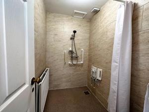 Bilik mandi di Craig-y-Dderwen Riverside Hotel