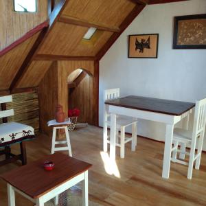 San Pablo Etla的住宿－Casa de campo en Oaxaca，一间配备有白色桌椅的用餐室