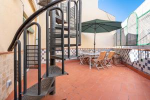 - Balcón con mesa y sombrilla en Bettatur Apartament Ripoll, en Tarragona