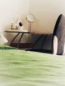 sypialnia z zielonym łóżkiem i stołem w obiekcie ASTORIA w mieście Varaždin