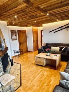 uma sala de estar com um sofá e uma mesa de centro em 3,5 pces - 80m2- Villars-sur-Ollon em Ollon