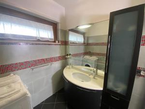 蒙法爾科內的住宿－Red House，一间带水槽和镜子的浴室