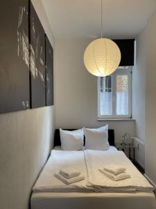 ein Schlafzimmer mit einem Bett mit zwei Handtüchern darauf in der Unterkunft FeWo am neuen Thore I - b50459 in Blankenburg