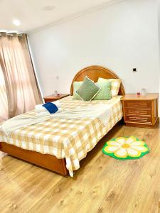 a bedroom with a bed and a wooden floor at Flat Luxuoso Praia da Oura in Albufeira