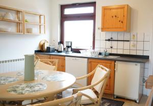 a kitchen with a table and a table and chairs at Ruhige Monteurunterkunft in Oldenburg - Nähe Klinikum & Märkte in Oldenburg +44 photos