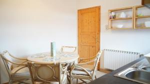 een keuken met een tafel met stoelen en een wastafel bij Romantische Wohnung mit Flair in Oldenburg