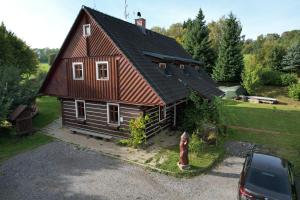 una gran casa de madera con techo negro en Roubenka s tenisovými kurty en Semily