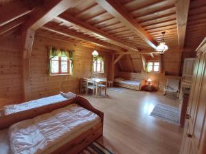 1 dormitorio en una cabaña de madera con 1 cama y 1 mesa en Roubenka s tenisovými kurty en Semily