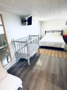 カラマタにあるVasiliki Guest Houseのベッドルーム1室(ベッド2台、壁掛けテレビ付)