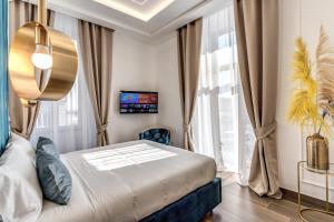 ein Schlafzimmer mit einem Bett und einem großen Fenster in der Unterkunft ATAROOMS Suites Napoli in Neapel