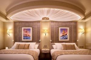 シェシーにあるディズニーランド® ホテルの天井のある部屋のベッド2台を利用する部屋1室を利用します。