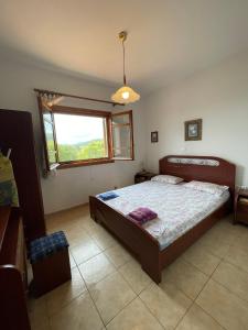 Ένα ή περισσότερα κρεβάτια σε δωμάτιο στο Gerakini detached house with panoramic sea views