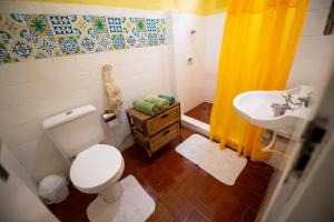 uma casa de banho com um WC e um lavatório em Casa na Serra - Cidade Imperial em Petrópolis