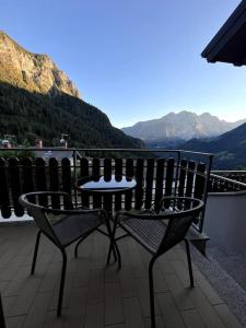 Vista generica sulle montagne o vista sulle montagne dall'interno dell'appartamento