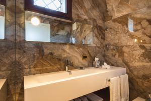un baño con lavabo y espejo en Villa Tamburina by Palazzo di Varignana, en Casalecchio deʼ Conti 12 fotos más