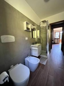 un bagno con un water e un lavandino di Sém chì, relaxing cottage in the mountains a Gromo