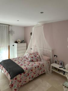 1 dormitorio con 1 cama con dosel en Villa Rouse, en Sant Feliu de Guíxols