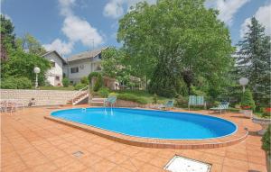 Πισίνα στο ή κοντά στο Holiday Home With Pool Near Varaå¾Din