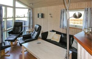 Spodsbjergにある3 Bedroom Cozy Home In Rudkbingのリビングルーム(ソファ、椅子、テーブル付)