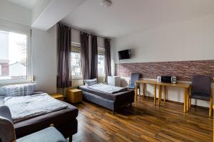 Zimmer mit einem Bett und einem Tisch mit einem Schreibtisch in der Unterkunft Apartmenthaus in Chemnitz für Monteure in Chemnitz