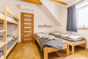 チェルヴェナー・ヴォダにあるChalupa 66 - Bukovkaのベッドルーム1室(二段ベッド2台、窓付)が備わります。