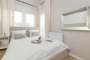 En eller flere senge i et værelse på Modern Apartment with Balcony Gdańsk Śródmieście by Renters