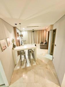 uma cozinha e sala de estar com mesa e cadeiras em Vortex Suites KLCC, by THE BOB em Kuala Lumpur