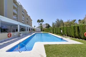 een zwembad voor een gebouw bij Apartamento en Playa de Motril in Motril