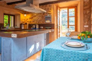cocina con mesa y mantel azul en Sa Teulera -Fornalutx-, en Fornalutx